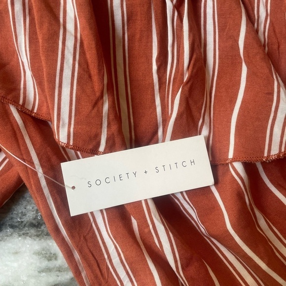 NWT Off The Shoulder Top - Picture 2 of 3